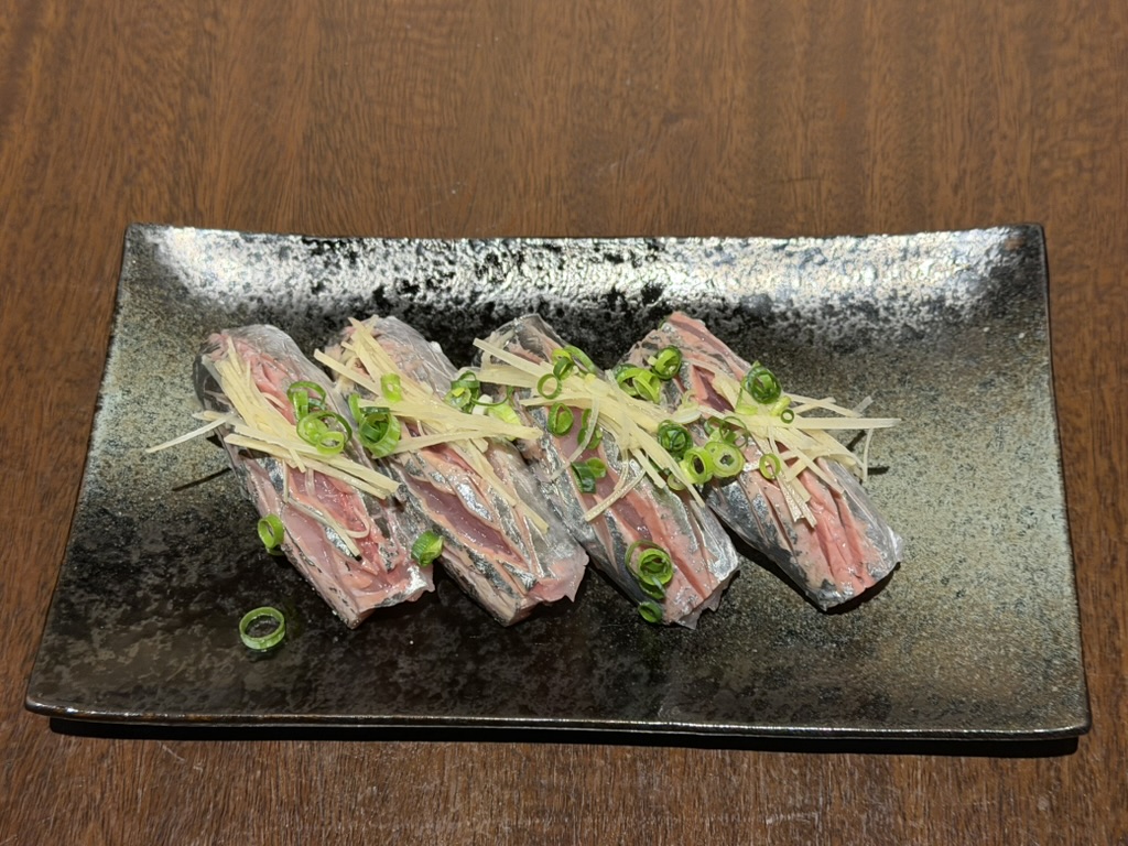 薬味を添えた握り寿司